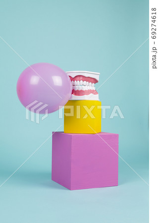 Chewing gum bubble tooth Chewing gum bubble tooth 69274618