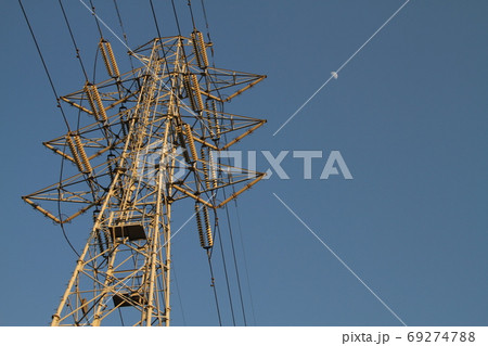 高圧送電線の鉄塔 69274788