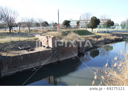埼玉県上尾市瓦葺の煉瓦造りの掛樋跡 69275121