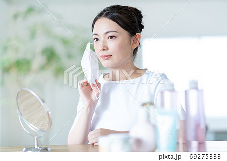 マスクのため肌荒れを気にする若い女性 マスクのため肌荒れを気にする若い女性 69275333