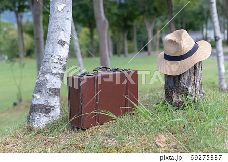旅行かばんと麦わら帽子 69275337