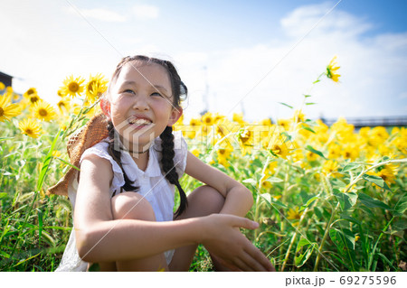 ヒマワリ畑で遊ぶ女の子 ヒマワリ畑で遊ぶ女の子 69275596