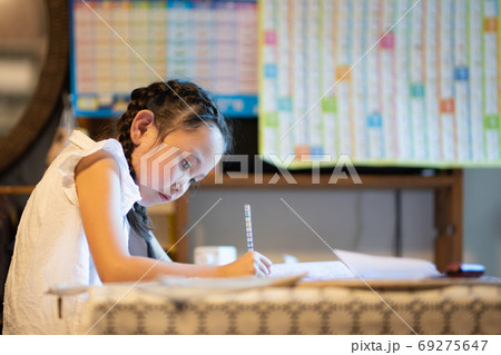 自宅で勉強をする少女 69275647