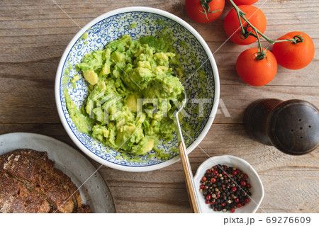 Mashed avocado in a bowl Mashed avocado in a bowl 69276609