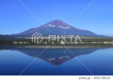赤富士の逆さ富士 山中湖 赤富士の逆さ富士 山中湖 69276610