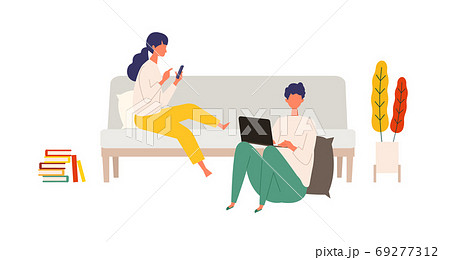 秋の休日を自宅でパソコン、スマートフォンと共に楽しむカップル 69277312