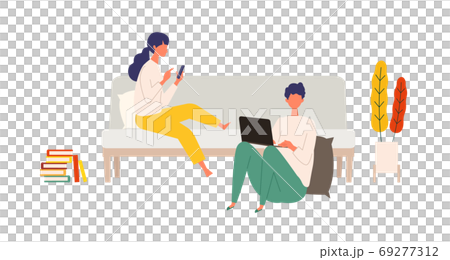 秋の休日を自宅でパソコン、スマートフォンと共に楽しむカップル 69277312