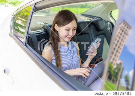 businesswoman work in car businesswoman work in car 69278489
