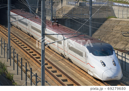 筑紫トンネルから出てくる九州新幹線800系(JR九州) 筑紫トンネルから出てくる九州新幹線800系(JR九州) 69279680