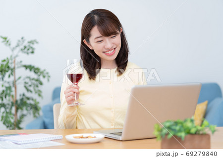 オンライン飲み会をする笑顔の若い女性 69279840