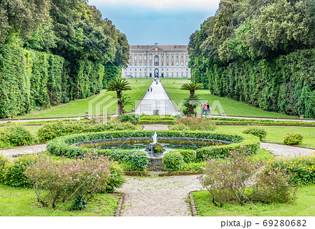 イタリア　世界遺産　カゼルタ宮殿　庭園 69280682