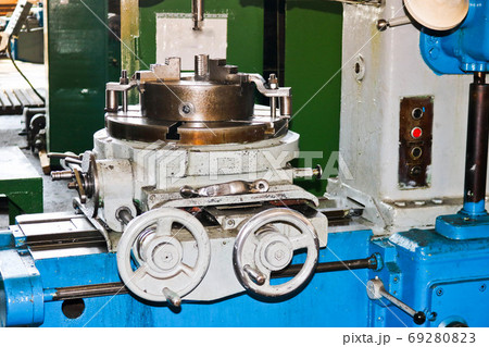 Industrial iron lathe for cutting, turning 69280823