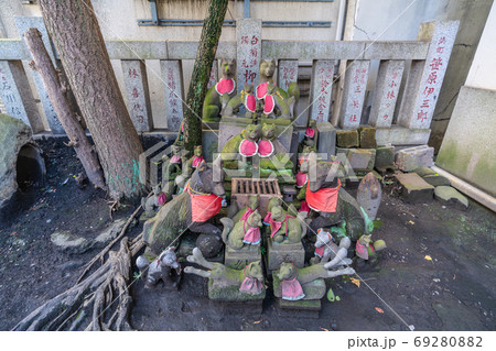 日本の東京都市景観　日本橋七福神の笠間稲荷神社（寿老神）。キツネがズラリ＝中央区日本橋浜町 69280882