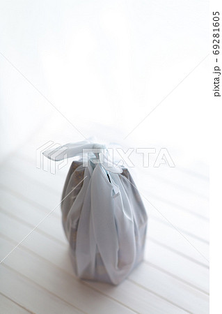 愛犬の遺骨　葬儀　骨壺 69281605