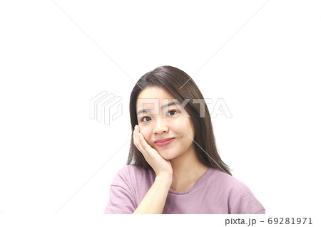 笑顔の女性頬杖 笑顔の女性頬杖 69281971