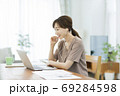 自宅で仕事をする女性 リモートワーク 69284598