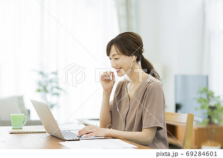 自宅で仕事をする女性 テレワークの写真素材