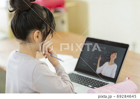 小学生のオンライン授業 69284645