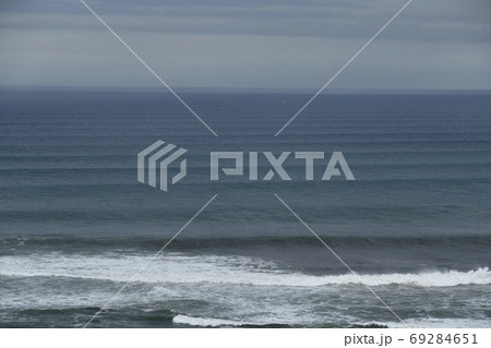 北海道乙部町沖で台風の余波で打ち寄せるうねりの風景を撮影 北海道乙部町沖で台風の余波で打ち寄せるうねりの風景を撮影 69284651
