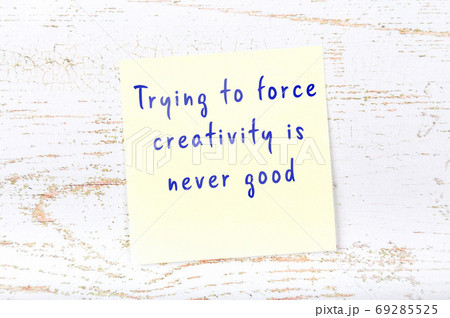 Yellow sticky note on wooden wall with wise quote 69285525