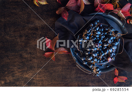 Black grapes in vintage tray 69285554