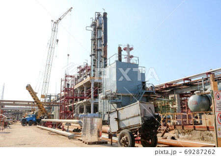 Construction site for the construction of an oil 69287262
