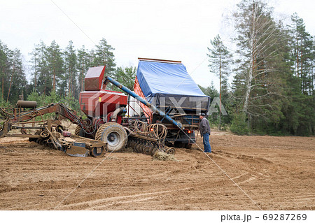 Sowing unit, combine harvester, seeder and lorry Sowing unit, combine harvester, seeder and lorry 69287269