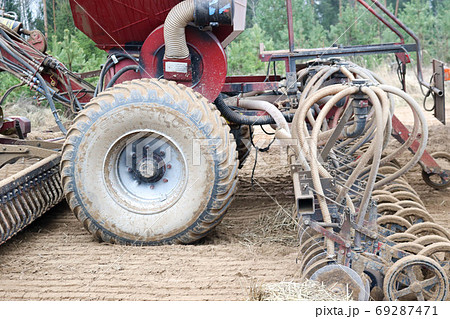 A large seeding unit, a combine with large wheels A large seeding unit, a combine with large wheels 69287471