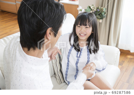 遊ぶ親子 69287586