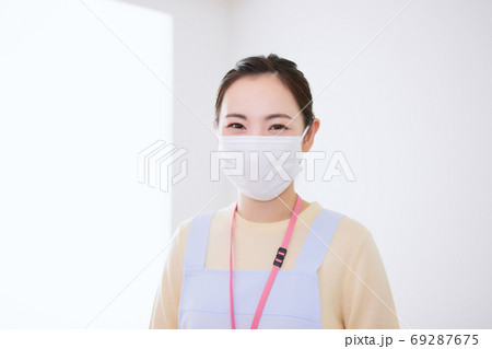 マスクをつけた介護士の若い女性 マスクをつけた介護士の若い女性 69287675