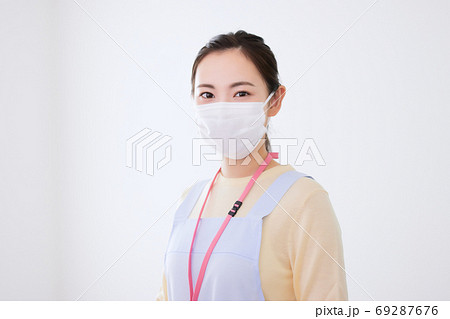 マスクをつけた介護士の若い女性 マスクをつけた介護士の若い女性 69287676