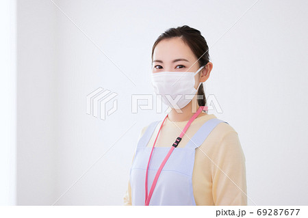 マスクをつけた介護士の若い女性 マスクをつけた介護士の若い女性 69287677