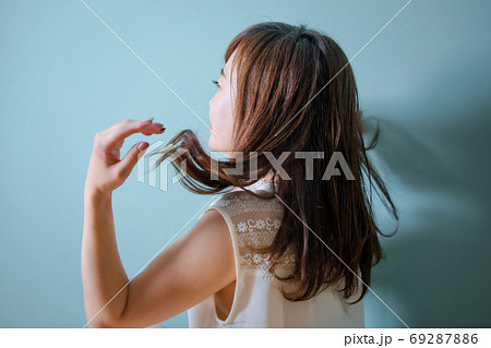 髪をなびかせる女性 髪をなびかせる女性 69287886