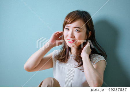水色の壁の前にいる女性 水色の壁の前にいる女性 69287887
