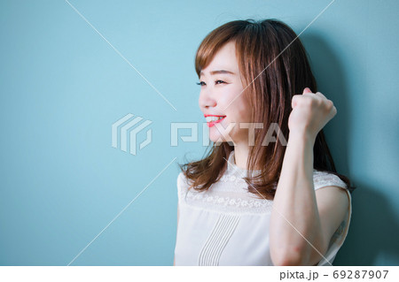 ガッツポーズをするアジア人女性(やる気・嬉しい) ガッツポーズをするアジア人女性(やる気・嬉しい) 69287907