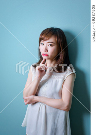 考えるアジア人女性（悩む・迷う） 69287908