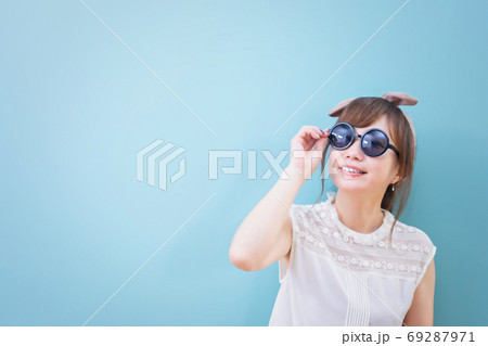 サングラスをかけた女性 69287971