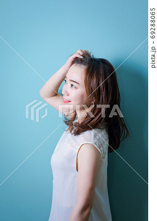 髪をかきあげる女性の写真素材 6965