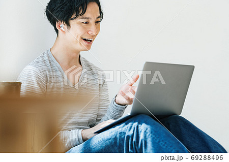 自宅でリモートワークをする男性 自宅でリモートワークをする男性 69288496