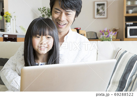 ノートパソコンを見る親子 ノートパソコンを見る親子 69288522