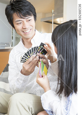 カードゲームをする親子 カードゲームをする親子 69288536