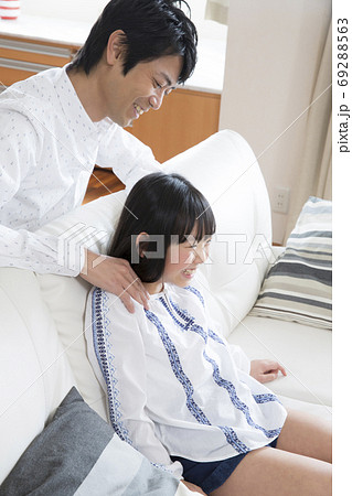 肩もみをする父親 肩もみをする父親 69288563