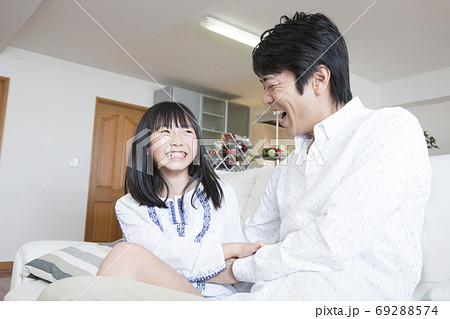 じゃれあう親子 69288574