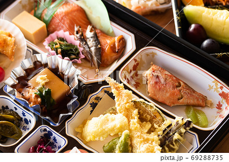 コロナ禍の法事、会食中止で持ち帰りのお弁当になる 69288735