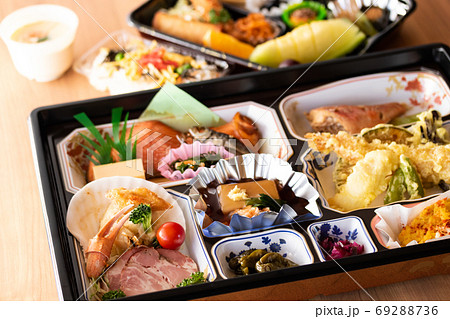 コロナ禍の法事、会食中止で持ち帰りのお弁当になる 69288736