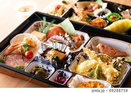 コロナ禍の法事、会食中止で持ち帰りのお弁当になる コロナ禍の法事、会食中止で持ち帰りのお弁当になる 69288739