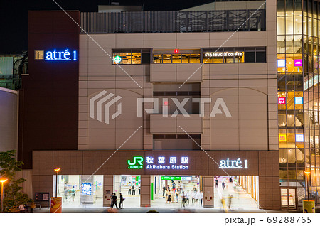 秋葉原駅 電気街口の駅前夜景 （東京都千代田区） 2020年8月 69288765