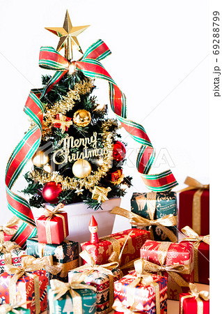 クリスマスツリーとたくさんのクリスマスプレゼント 69288799