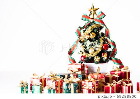 クリスマスツリーとたくさんのクリスマスプレゼント 69288800