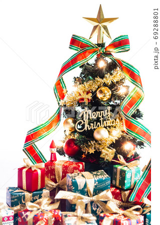 クリスマスツリーとたくさんのクリスマスプレゼント 69288801
